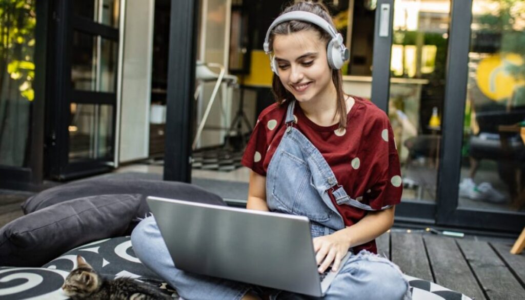girl-with-headphones-and-computer.jpg